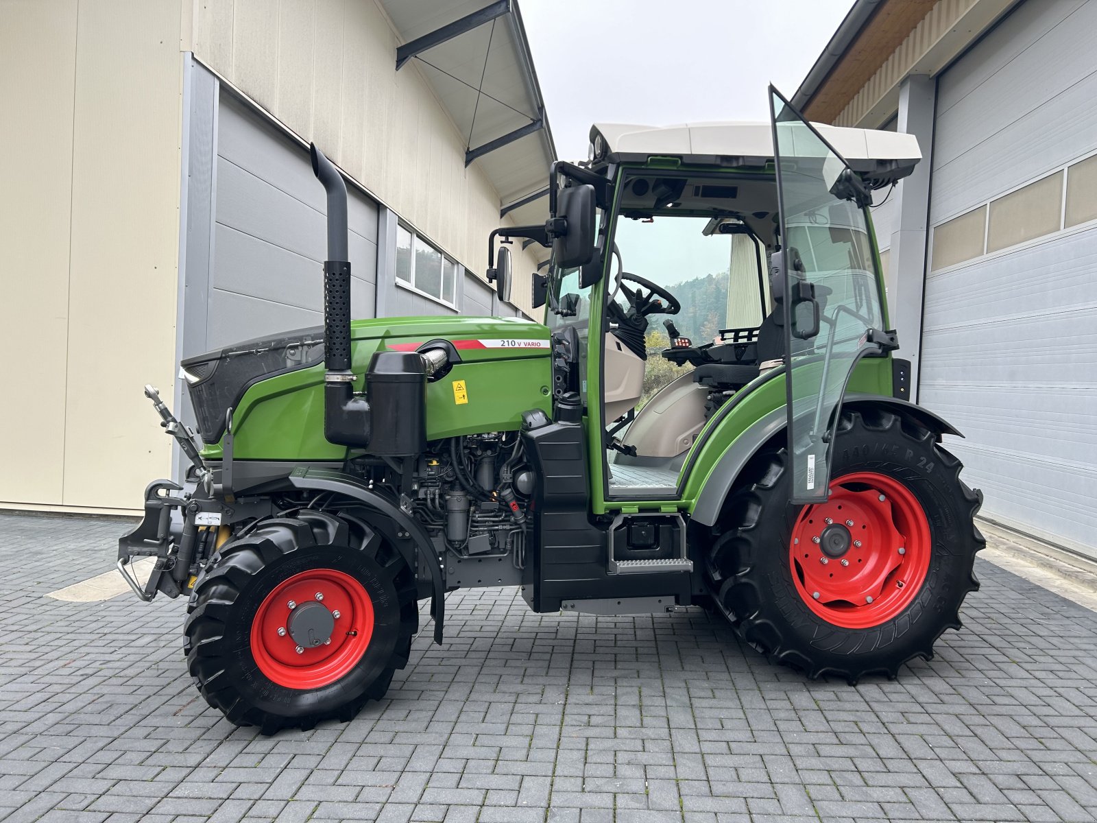 Weinbautraktor du type Fendt 210 Vario V Gen.3 Profi+ Profiplus Setting1 mit Frontzapfwelle Front-PTO, Gebrauchtmaschine en Weigendorf (Photo 15)