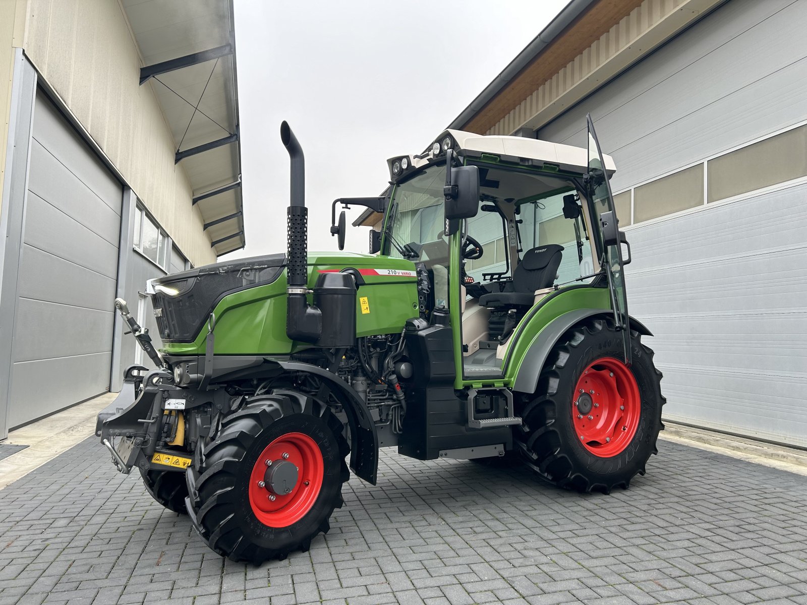 Weinbautraktor du type Fendt 210 Vario V Gen.3 Profi+ Profiplus Setting1 mit Frontzapfwelle Front-PTO, Gebrauchtmaschine en Weigendorf (Photo 8)