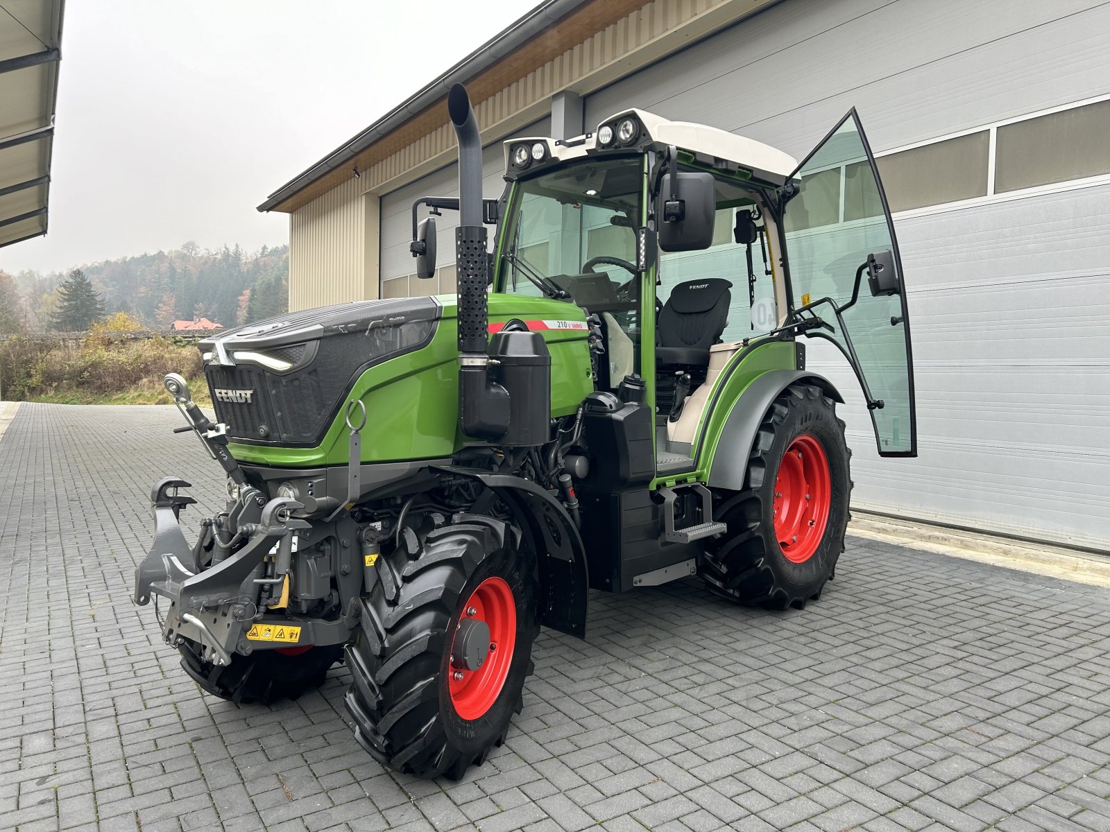 Weinbautraktor du type Fendt 210 Vario V Gen.3 Profi+ Profiplus Setting1 mit Frontzapfwelle Front-PTO, Gebrauchtmaschine en Weigendorf (Photo 14)