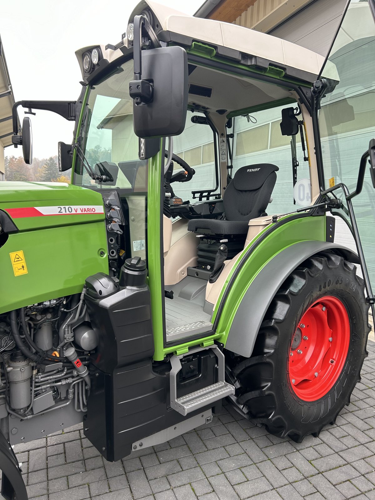 Weinbautraktor du type Fendt 210 Vario V Gen.3 Profi+ Profiplus Setting1 mit Frontzapfwelle Front-PTO, Gebrauchtmaschine en Weigendorf (Photo 7)