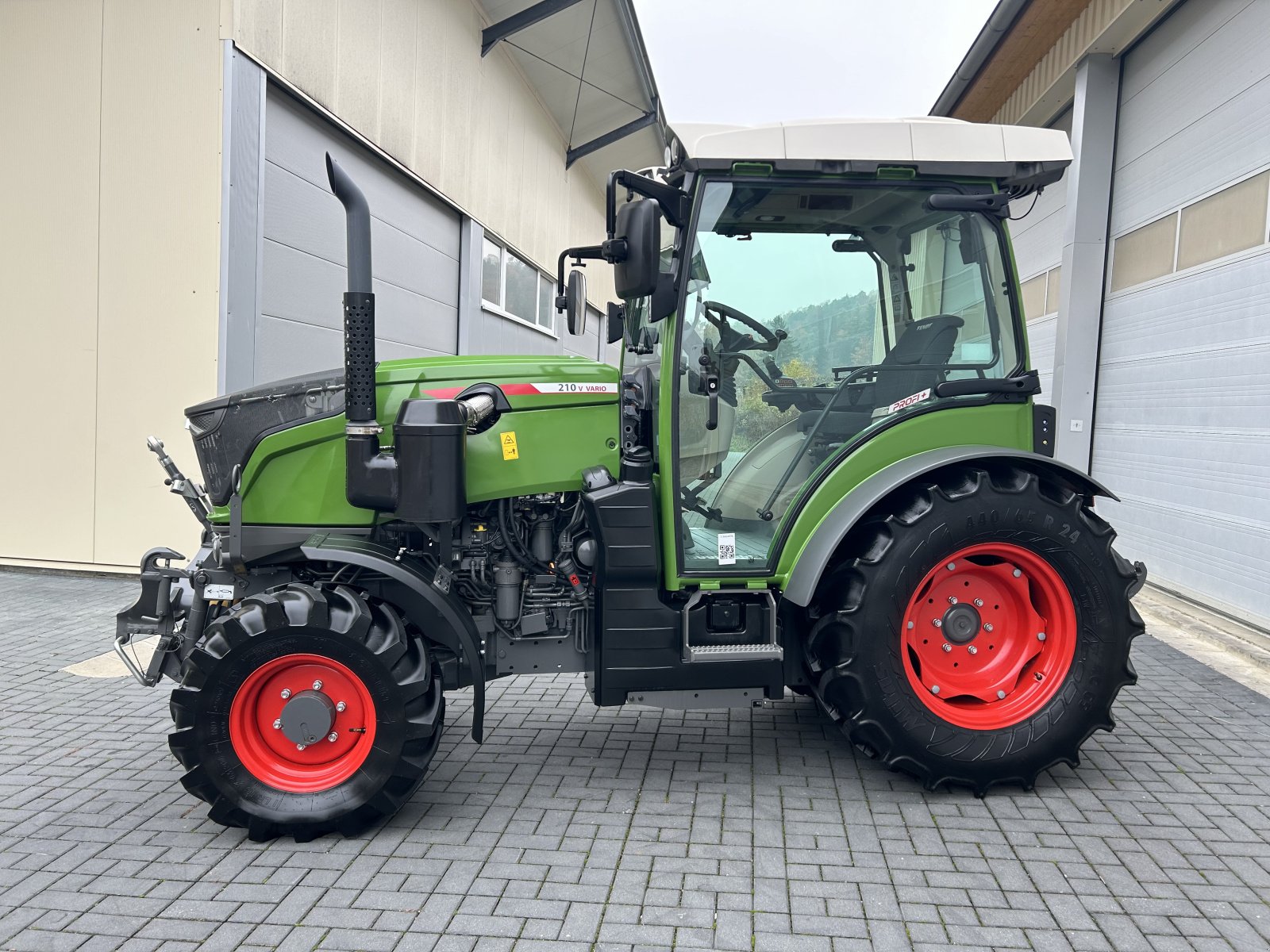 Weinbautraktor du type Fendt 210 Vario V Gen.3 Profi+ Profiplus Setting1 mit Frontzapfwelle Front-PTO, Gebrauchtmaschine en Weigendorf (Photo 17)