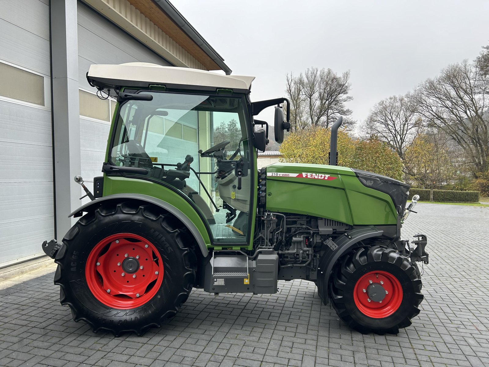 Weinbautraktor du type Fendt 210 Vario V Gen.3 Profi+ Profiplus Setting1 mit Frontzapfwelle Front-PTO, Gebrauchtmaschine en Weigendorf (Photo 21)