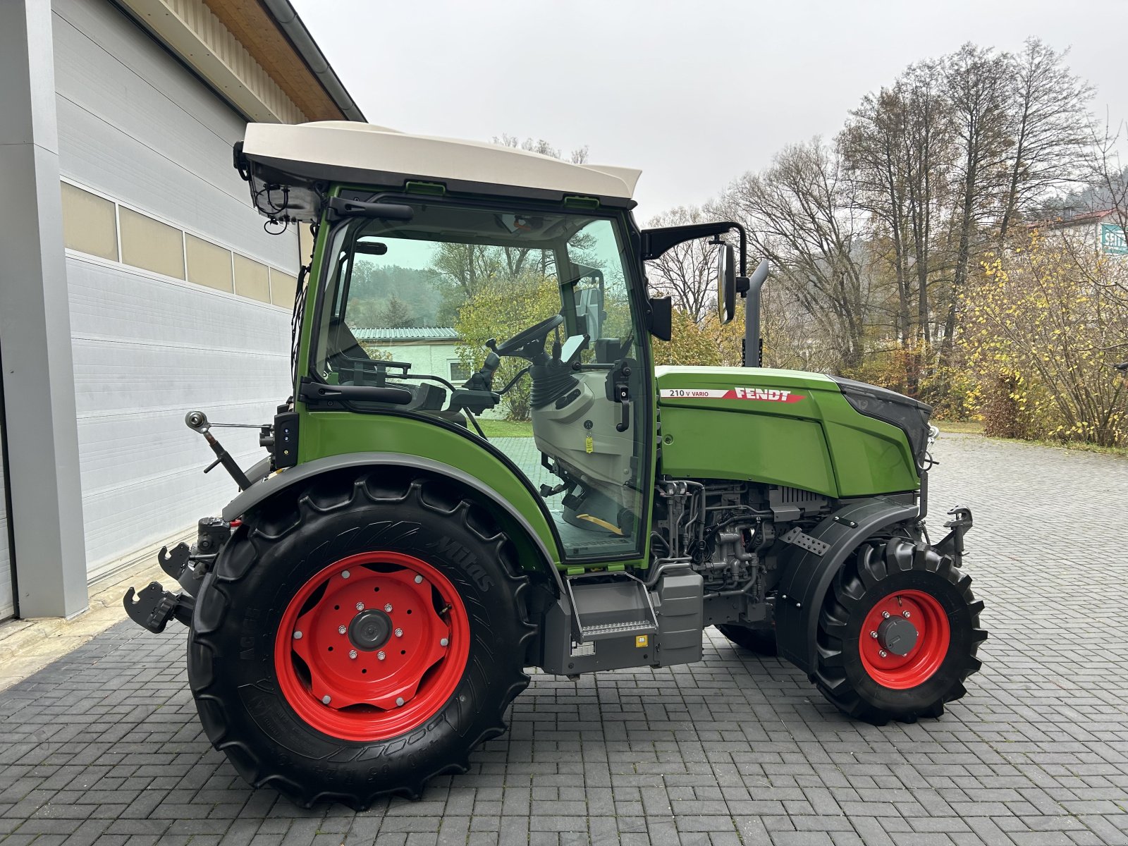 Weinbautraktor du type Fendt 210 Vario V Gen.3 Profi+ Profiplus Setting1 mit Frontzapfwelle Front-PTO, Gebrauchtmaschine en Weigendorf (Photo 22)