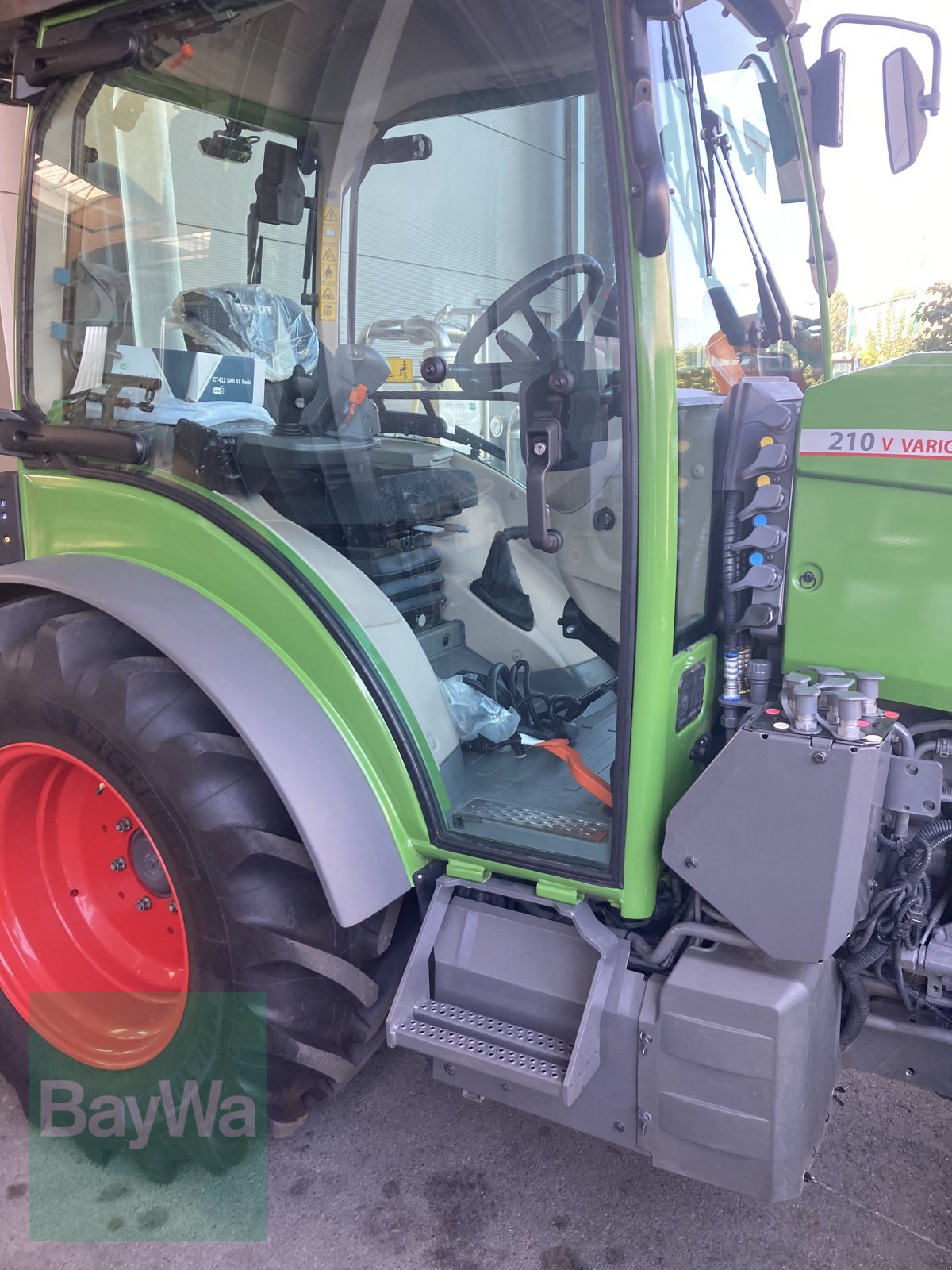 Weinbautraktor des Typs Fendt 210 Vario VA, Gebrauchtmaschine in Volkach (Bild 5)