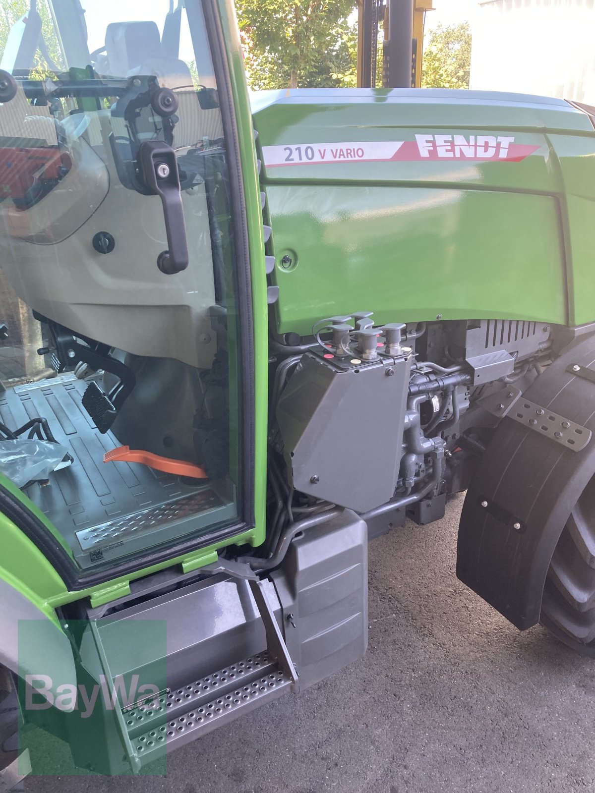 Weinbautraktor van het type Fendt 210 Vario VA, Gebrauchtmaschine in Volkach (Foto 13)