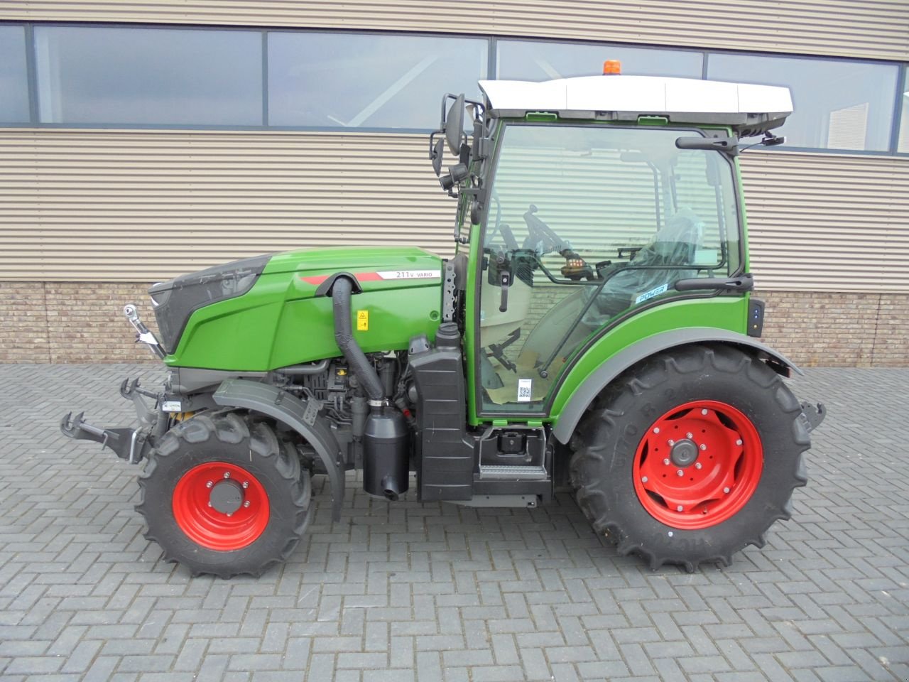 Weinbautraktor del tipo Fendt 211 vario gen3, Neumaschine en Houten (Imagen 2)