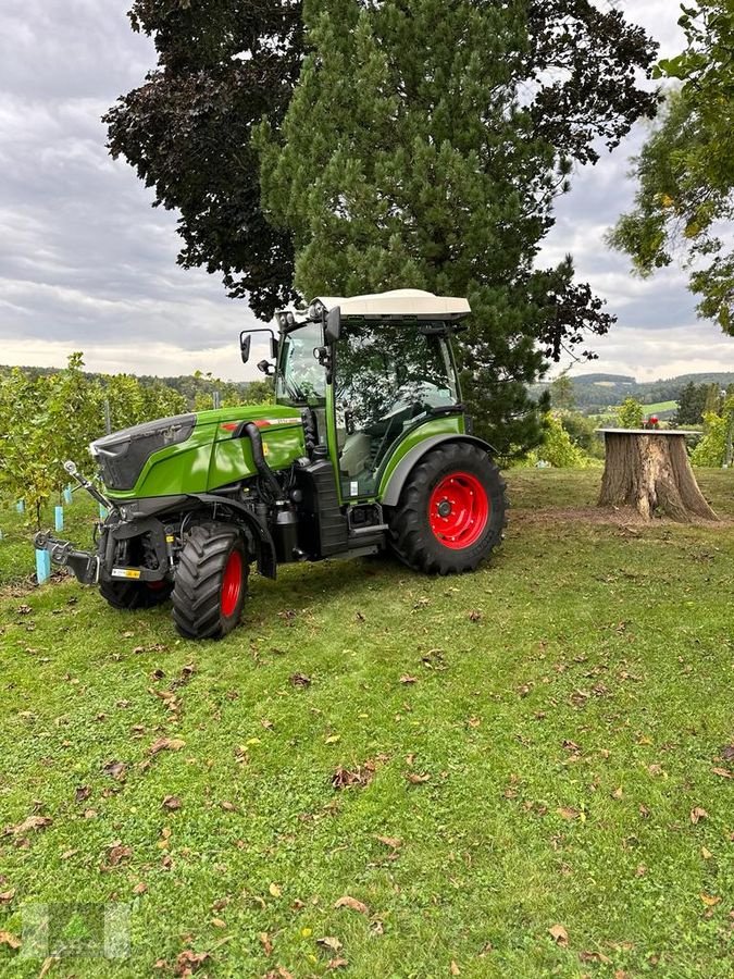 Weinbautraktor Türe ait Fendt 211 Vario V, Gebrauchtmaschine içinde Markt Hartmannsdorf (resim 1)