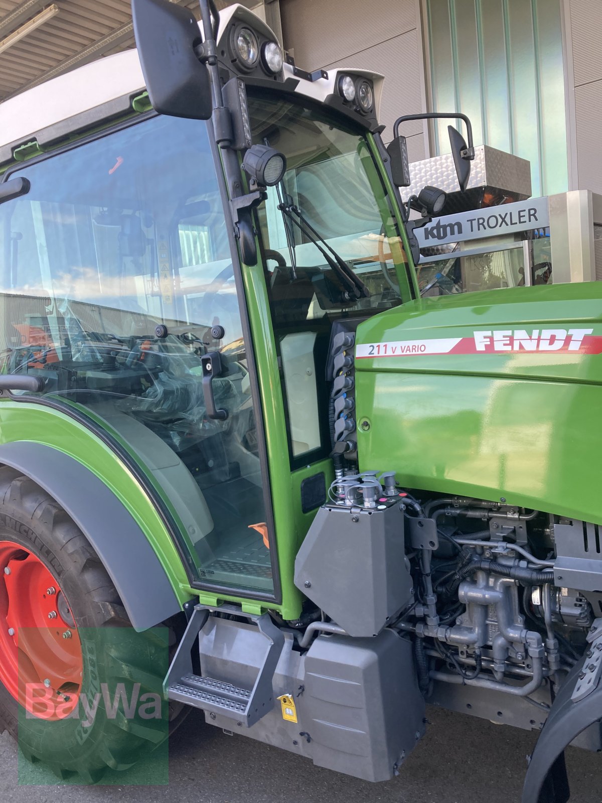 Weinbautraktor van het type Fendt 211 Vario VA, Gebrauchtmaschine in Volkach (Foto 16)