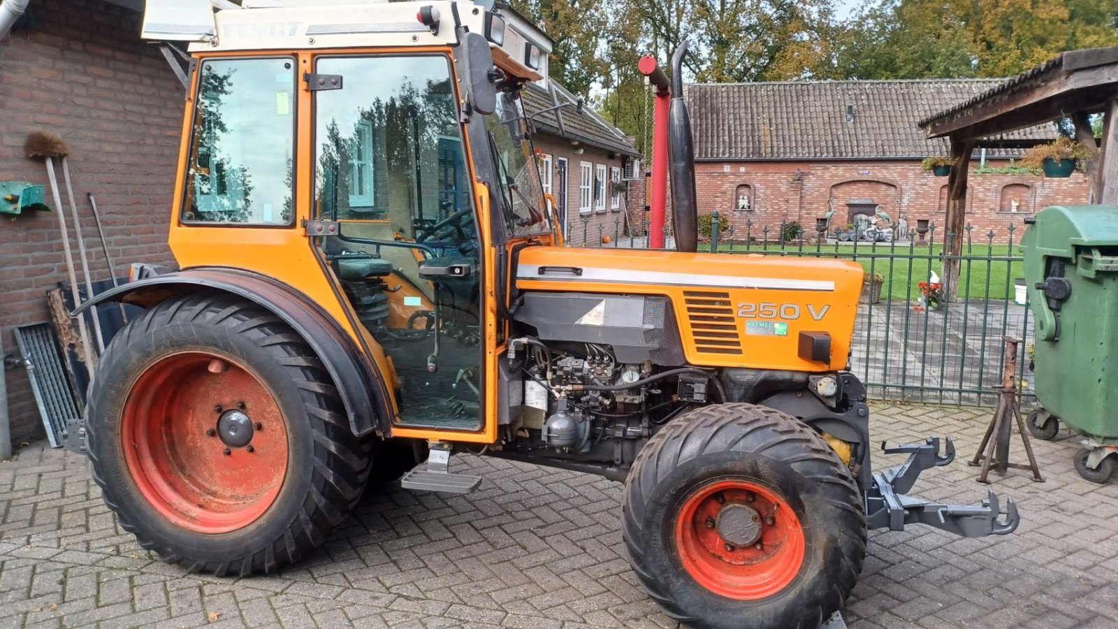 Weinbautraktor Türe ait Fendt 250 v, Gebrauchtmaschine içinde Mariahout (resim 1)