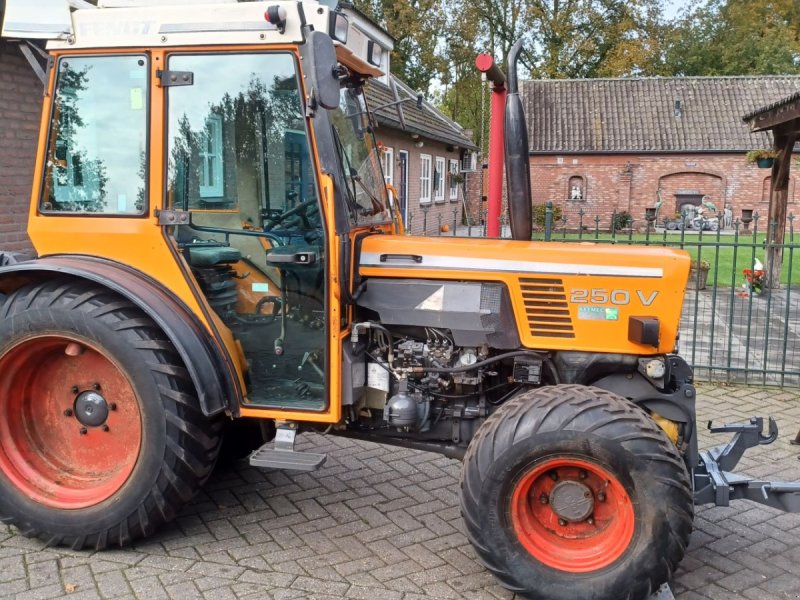 Weinbautraktor typu Fendt 250 v, Gebrauchtmaschine v Mariahout (Obrázok 1)