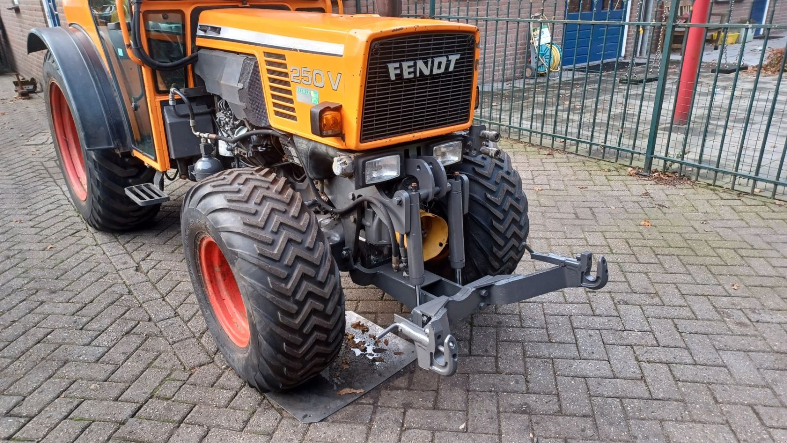 Weinbautraktor des Typs Fendt 250 v, Gebrauchtmaschine in Mariahout (Bild 2)