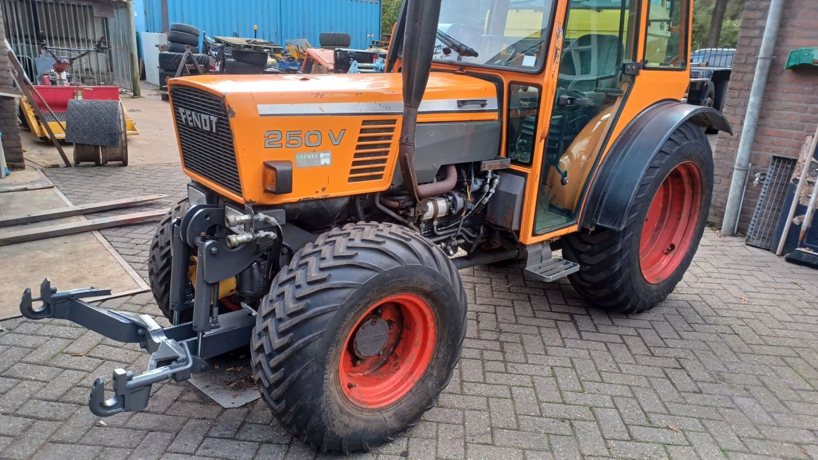 Weinbautraktor van het type Fendt 250 v, Gebrauchtmaschine in Mariahout (Foto 8)