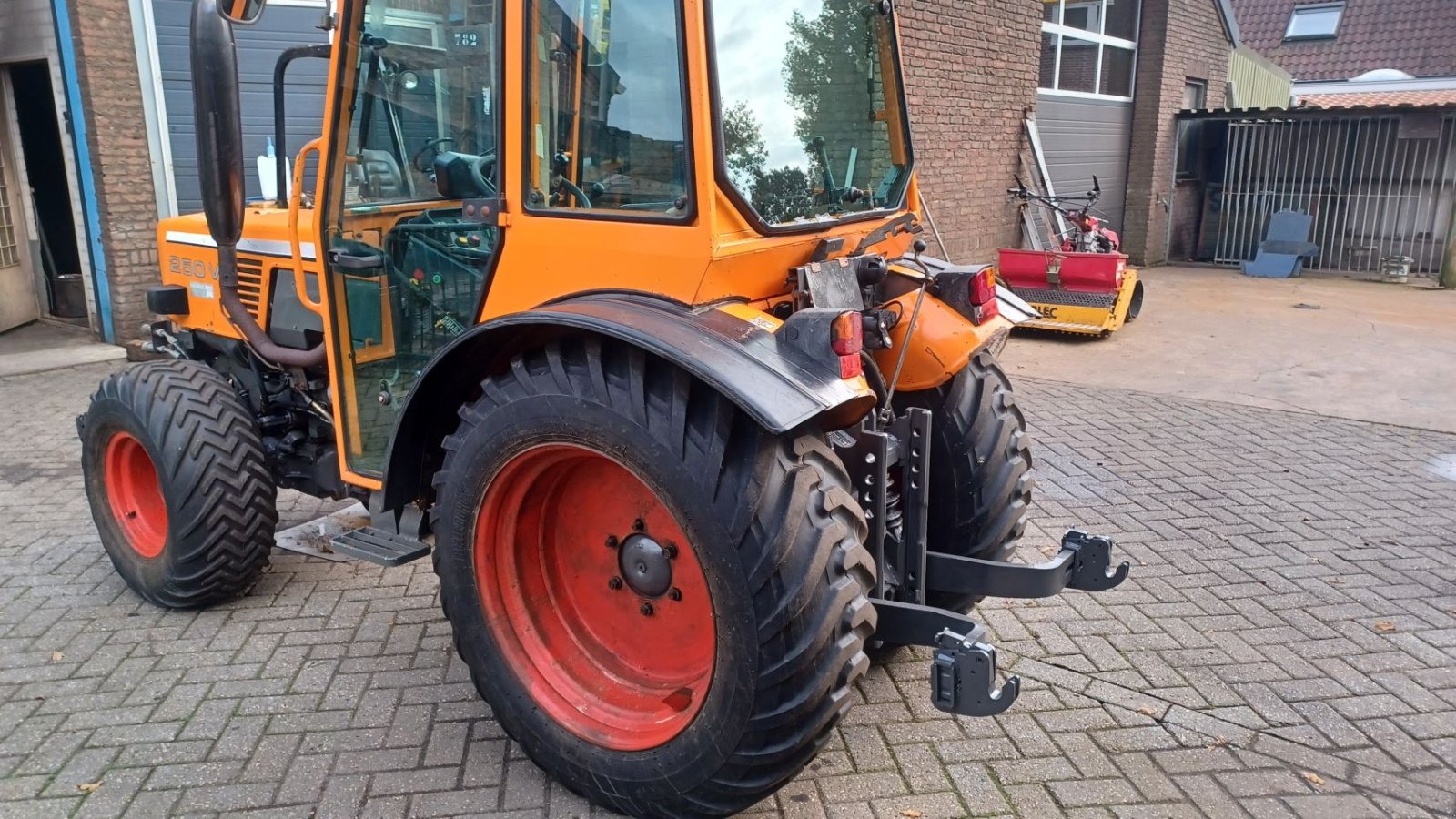 Weinbautraktor a típus Fendt 250 v, Gebrauchtmaschine ekkor: Mariahout (Kép 4)