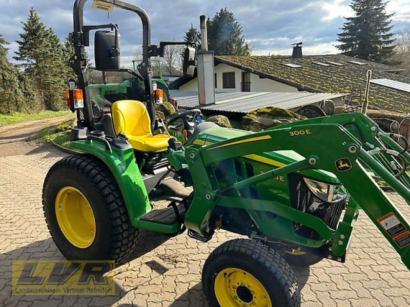 Weinbautraktor typu John Deere 3038E mit Frontlader und Schaufel, Vorführmaschine v Steinau-Rebsdorf (Obrázek 4)