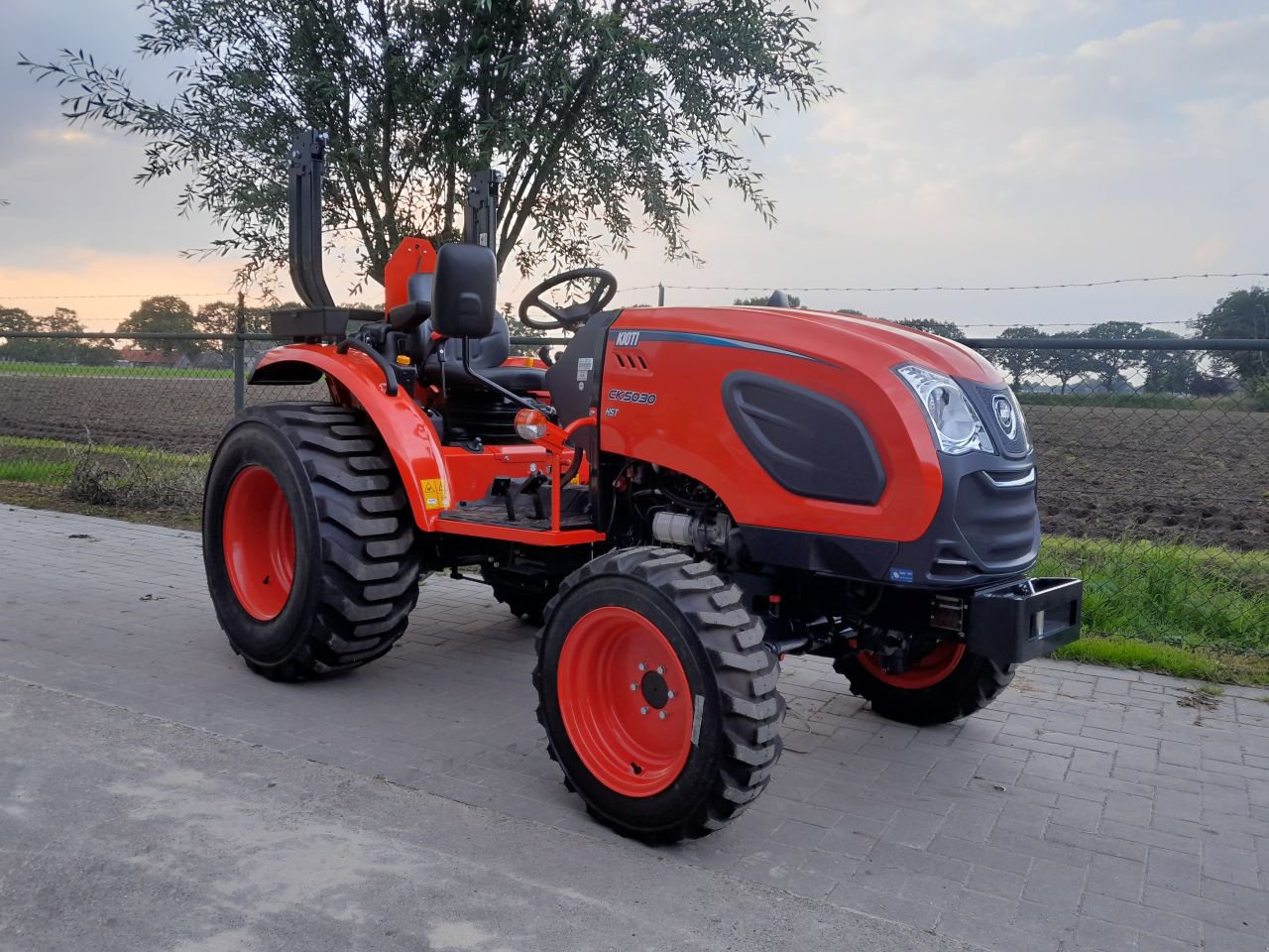 Weinbautraktor van het type Kioti diverse, Neumaschine in Meijel (Foto 2)