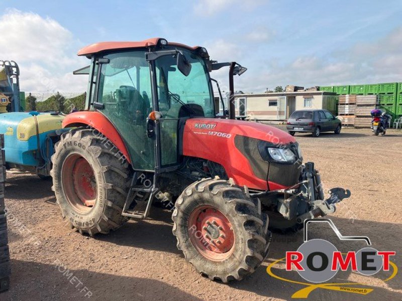 Weinbautraktor du type Kubota M7060, Gebrauchtmaschine en Gennes sur glaize (Photo 2)