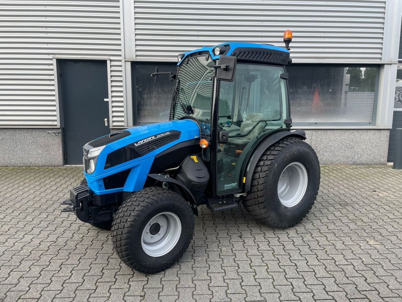 Weinbautraktor типа Landini Mistral 2-60 met cabine (NIEUW), Neumaschine в Roermond (Фотография 1)