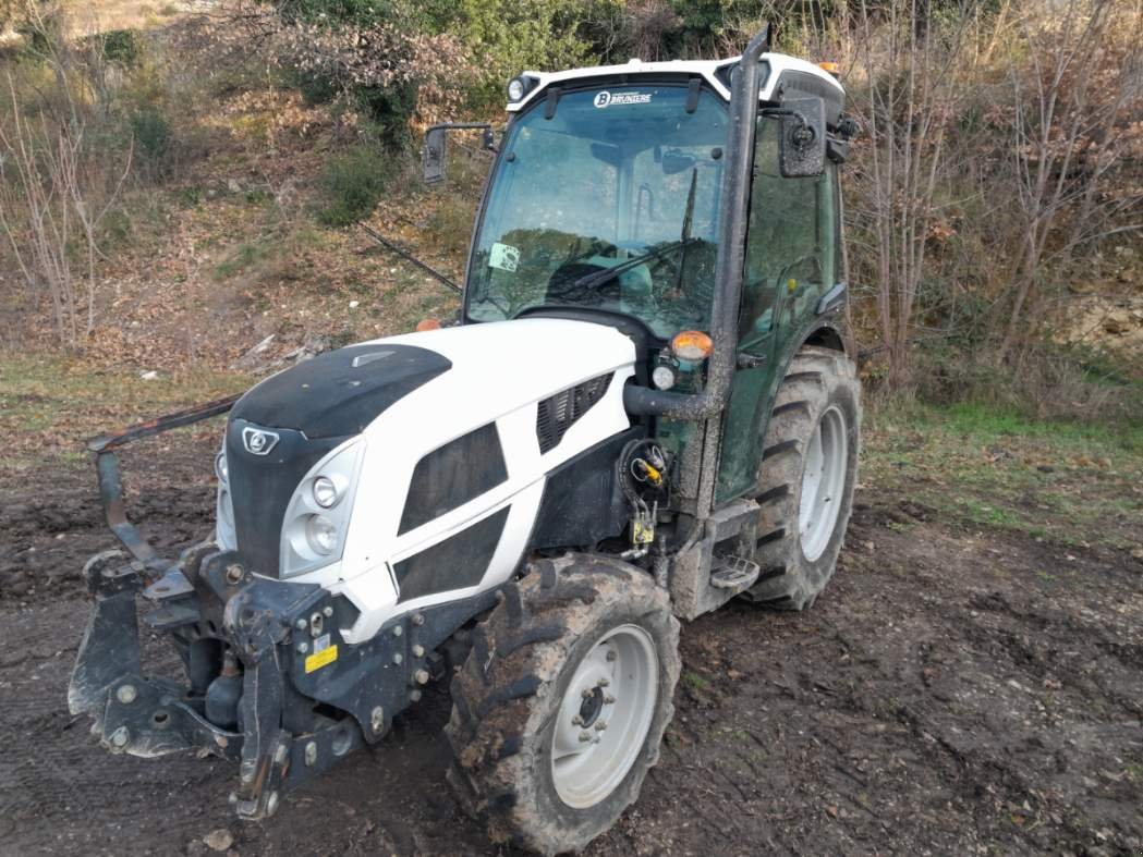 Weinbautraktor van het type Landini Tracteur fruitier Rex 4-090 F Landini, Gebrauchtmaschine in ROYNAC (Foto 1)