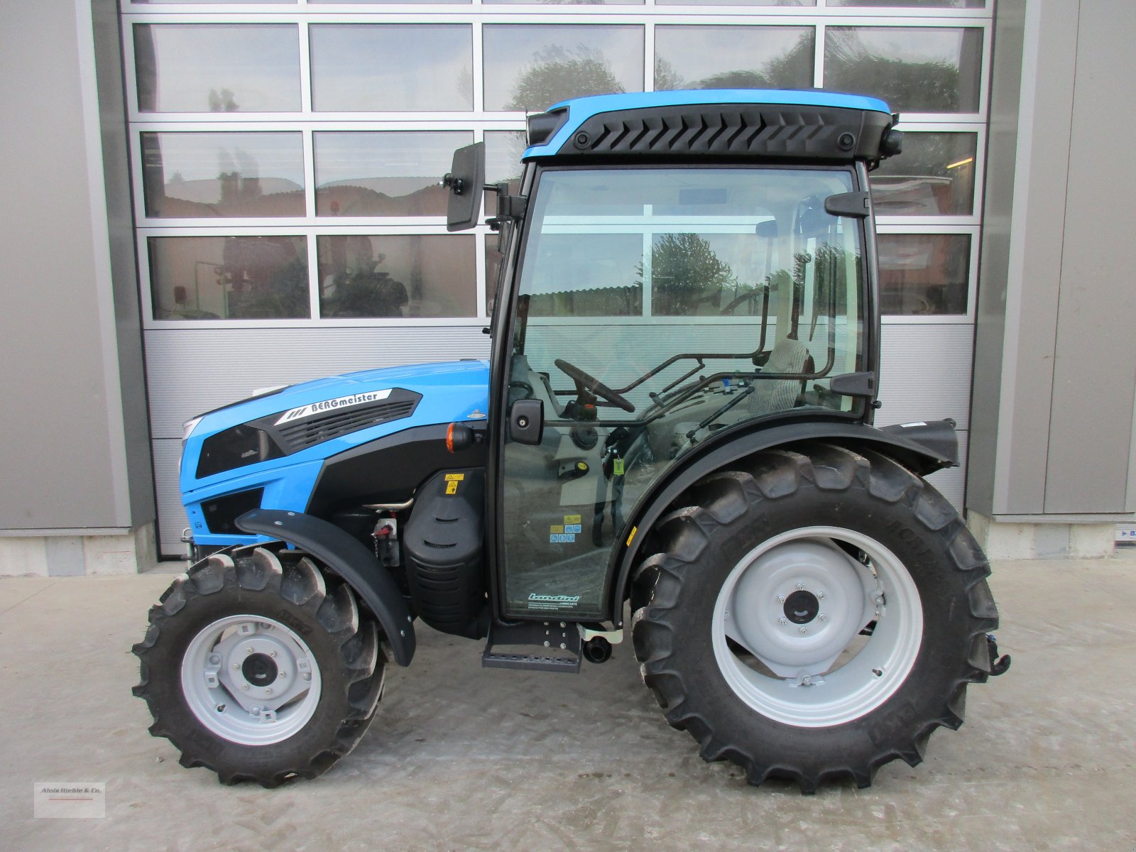 Weinbautraktor del tipo Landini X3, Neumaschine en Tapfheim (Imagen 1)