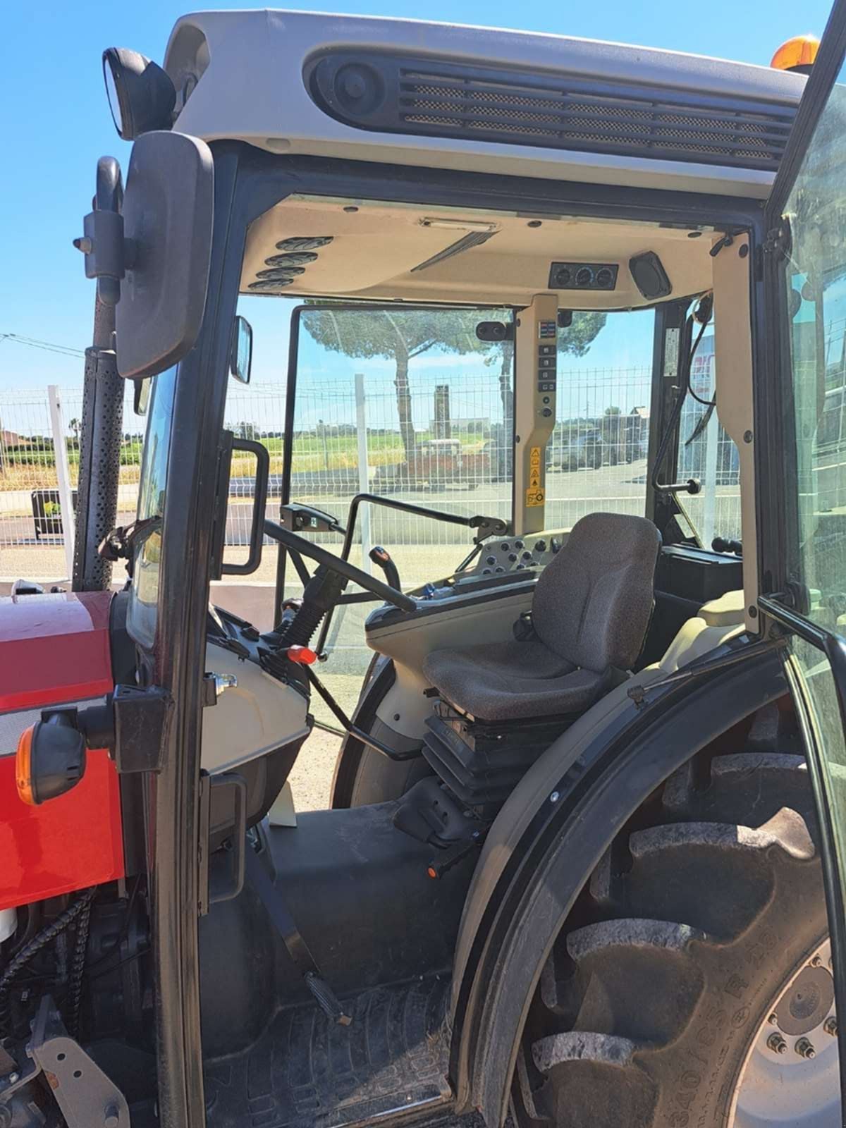 Weinbautraktor du type Massey Ferguson 3708V EF, Gebrauchtmaschine en UCHAUD (Photo 6)