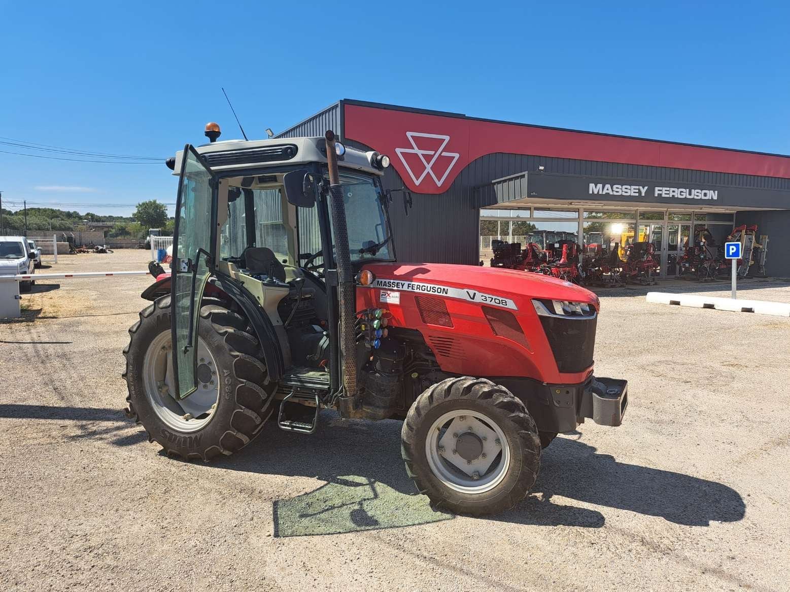 Weinbautraktor del tipo Massey Ferguson 3708V EF, Gebrauchtmaschine en UCHAUD (Imagen 1)