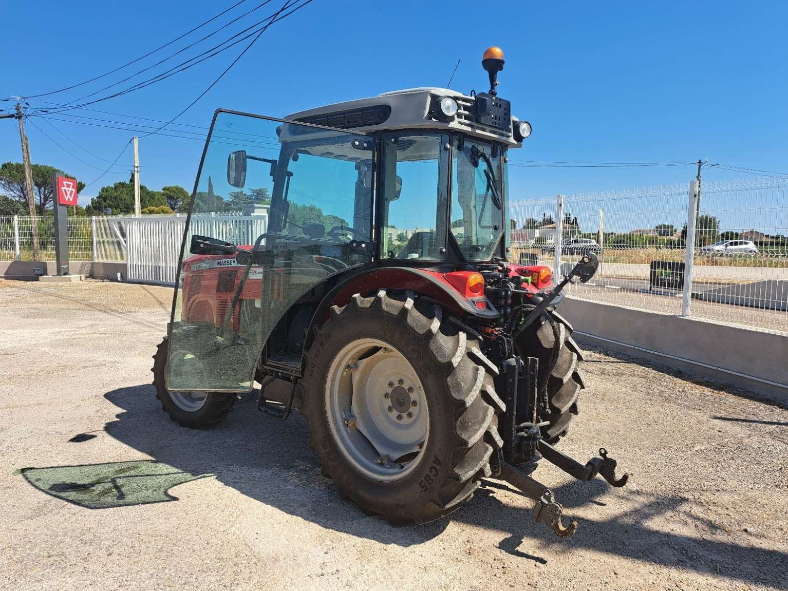 Weinbautraktor del tipo Massey Ferguson 3708V EF, Gebrauchtmaschine In UCHAUD (Immagine 4)