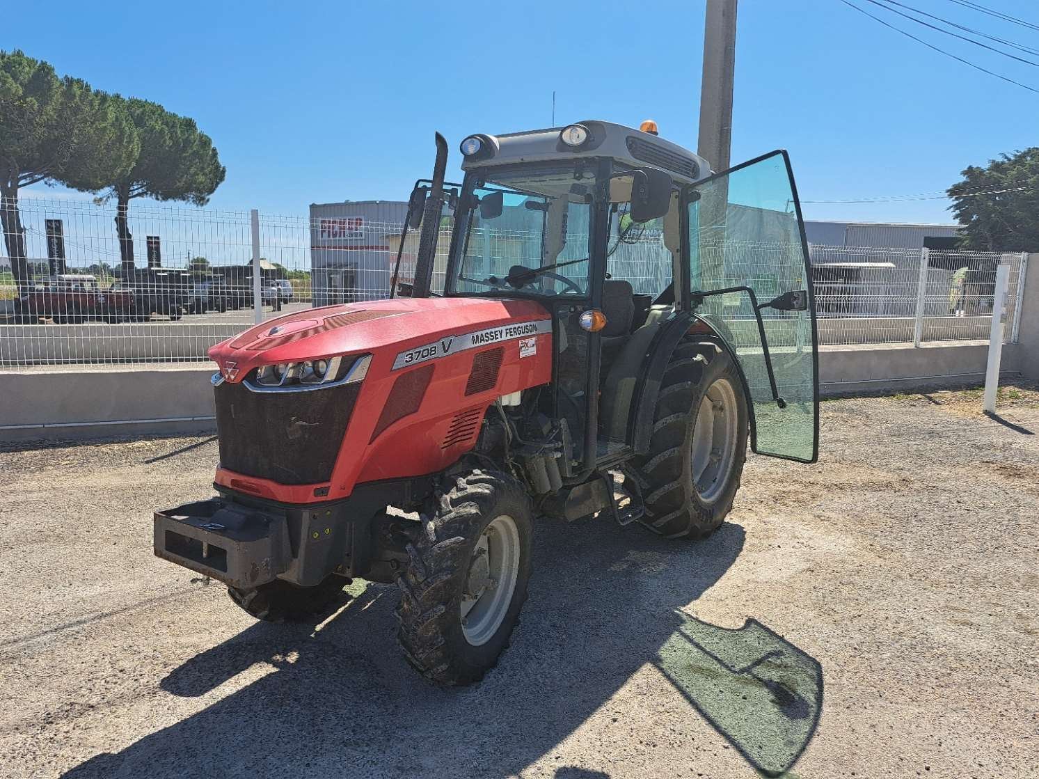 Weinbautraktor del tipo Massey Ferguson 3708V EF, Gebrauchtmaschine en UCHAUD (Imagen 5)