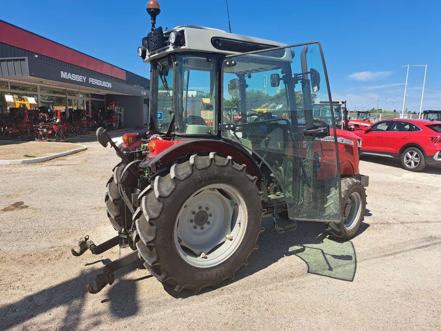 Weinbautraktor des Typs Massey Ferguson 3708V EF, Gebrauchtmaschine in UCHAUD (Bild 2)