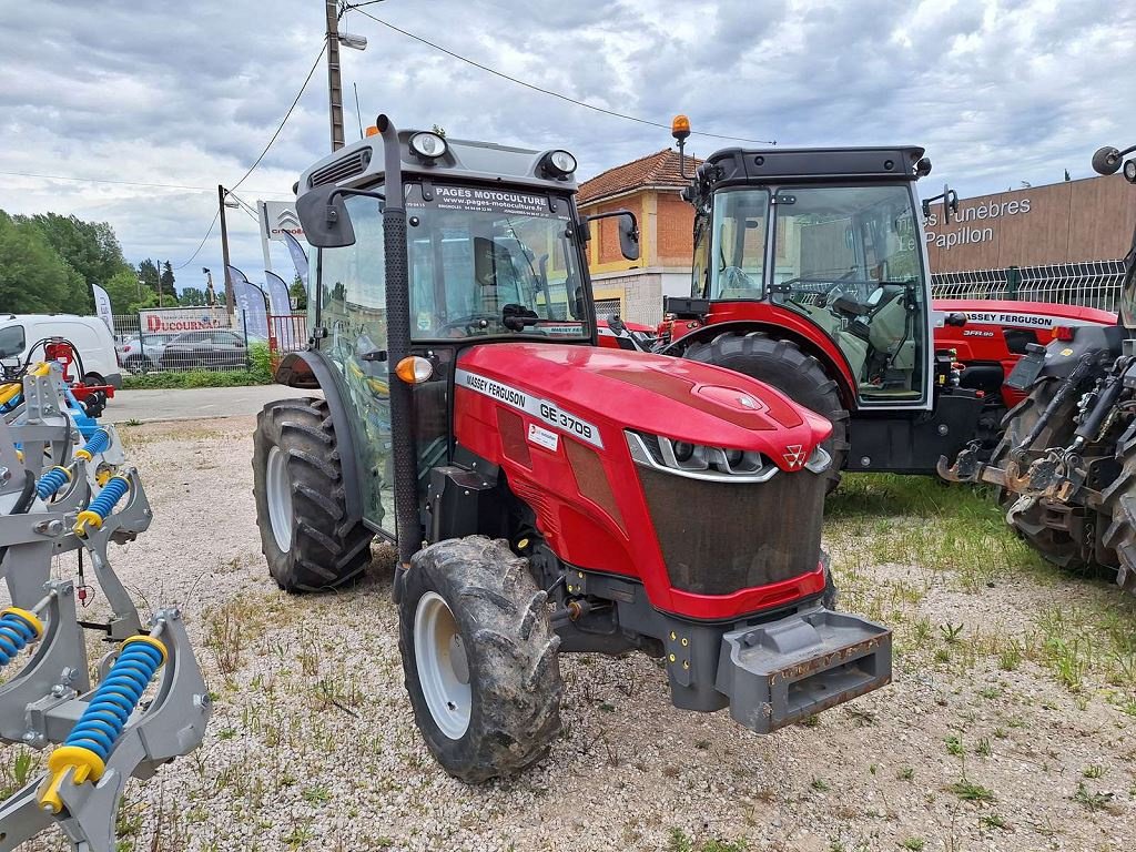 Weinbautraktor des Typs Massey Ferguson 3709GE EFF, Gebrauchtmaschine in NOVES (Bild 2)