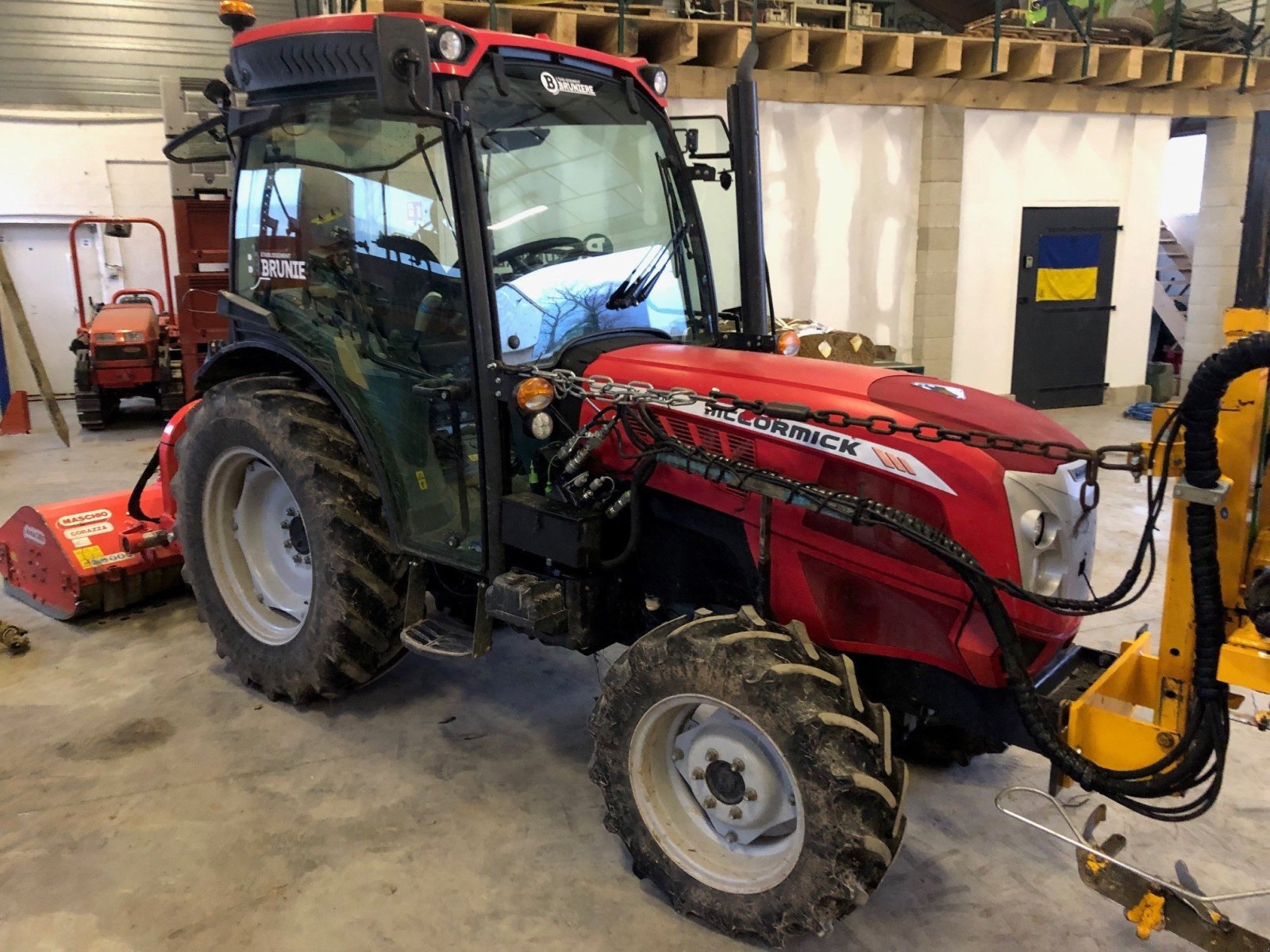 Weinbautraktor van het type McCormick Tracteur fruitier X4 Mc Cormick, Gebrauchtmaschine in ROYNAC (Foto 2)