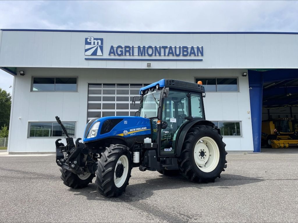 Weinbautraktor of the type New Holland T 4.100 F, Gebrauchtmaschine in Montauban (Picture 1)