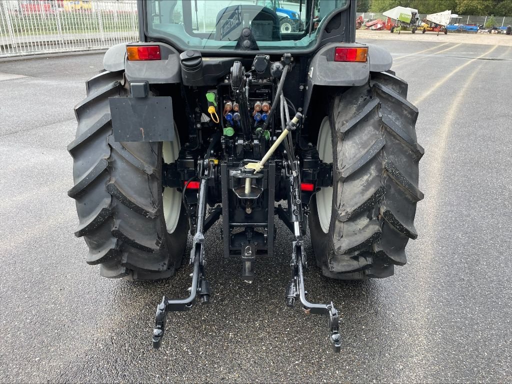 Weinbautraktor du type New Holland T 4.100F, Gebrauchtmaschine en Montauban (Photo 8)