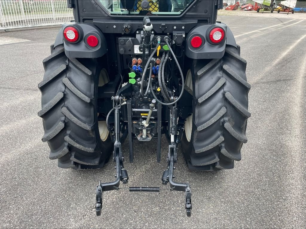 Weinbautraktor of the type New Holland T 4.100F, Gebrauchtmaschine in Montauban (Picture 8)