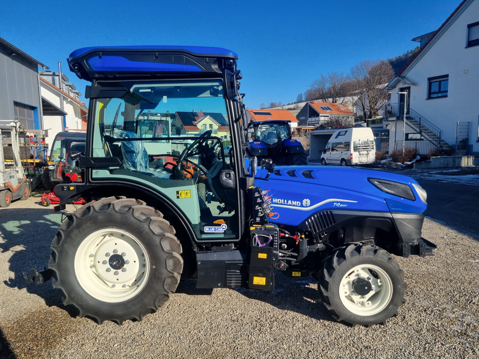 Weinbautraktor of the type New Holland T 4.80V, Neumaschine in Sölden (Picture 5)