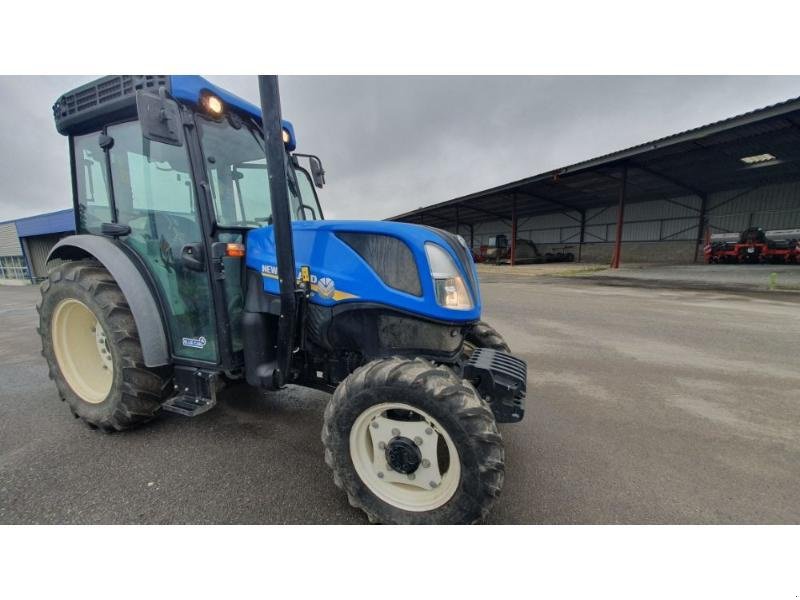 Weinbautraktor Türe ait New Holland T4-90N, Gebrauchtmaschine içinde GEMOZAC (resim 1)