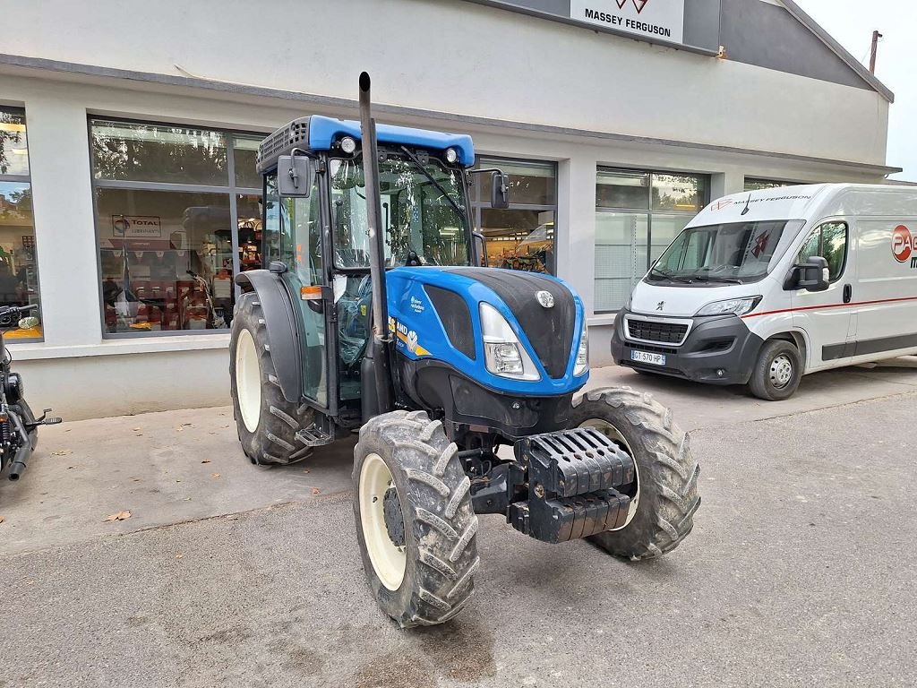 Weinbautraktor des Typs New Holland T4.100F, Gebrauchtmaschine in NOVES (Bild 2)