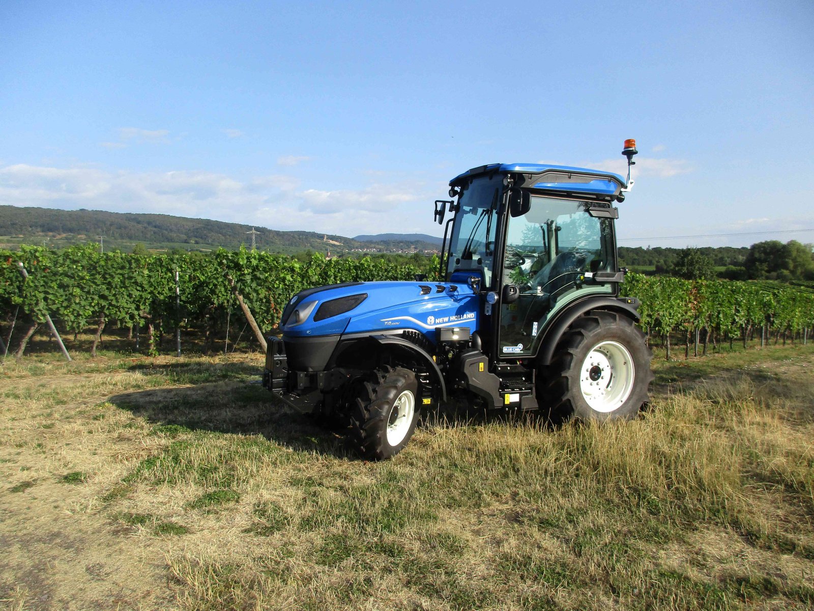 Weinbautraktor of the type New Holland T4.100V neue Generation, Gebrauchtmaschine in Niederkirchen (Picture 1)