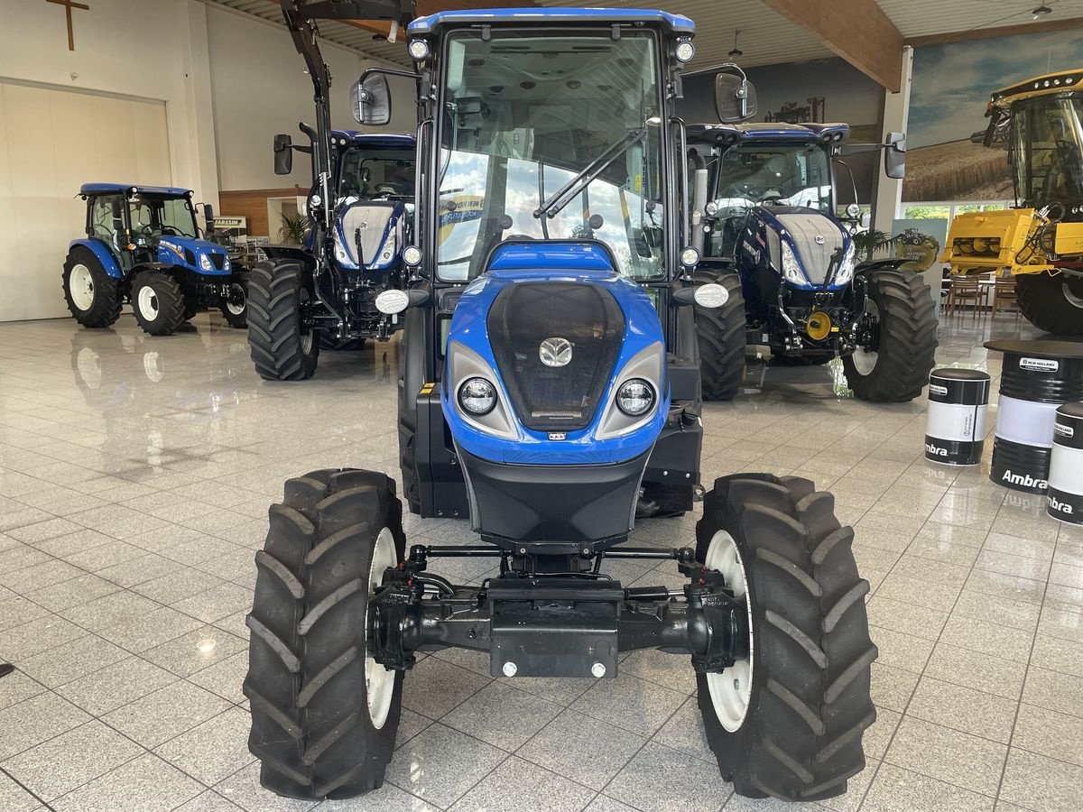 Weinbautraktor van het type New Holland T4.120 F (Stage V), Neumaschine in Burgkirchen (Foto 3)