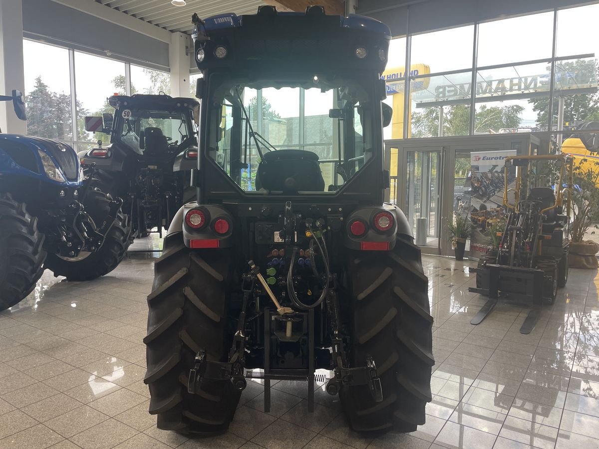 Weinbautraktor van het type New Holland T4.120 F (Stage V), Neumaschine in Burgkirchen (Foto 7)