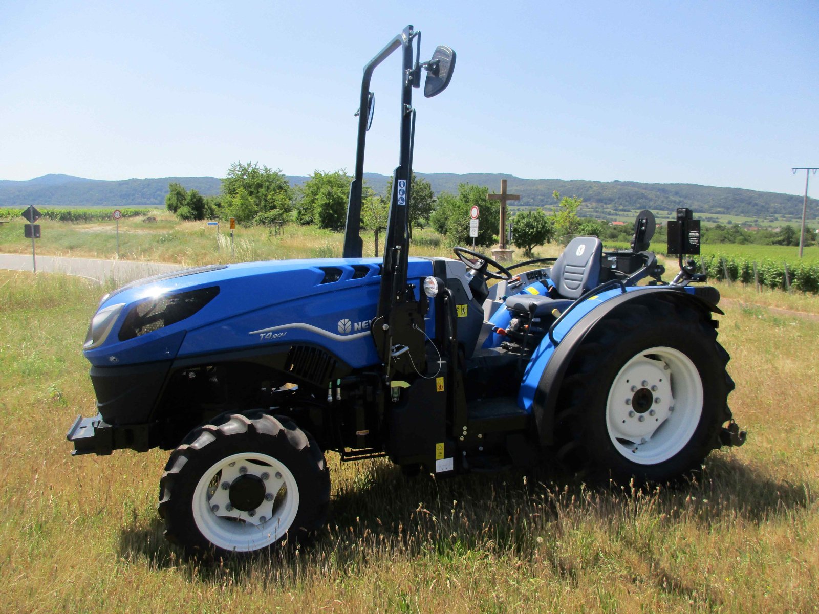 Weinbautraktor типа New Holland T4.80V, Neumaschine в Niederkirchen (Фотография 1)