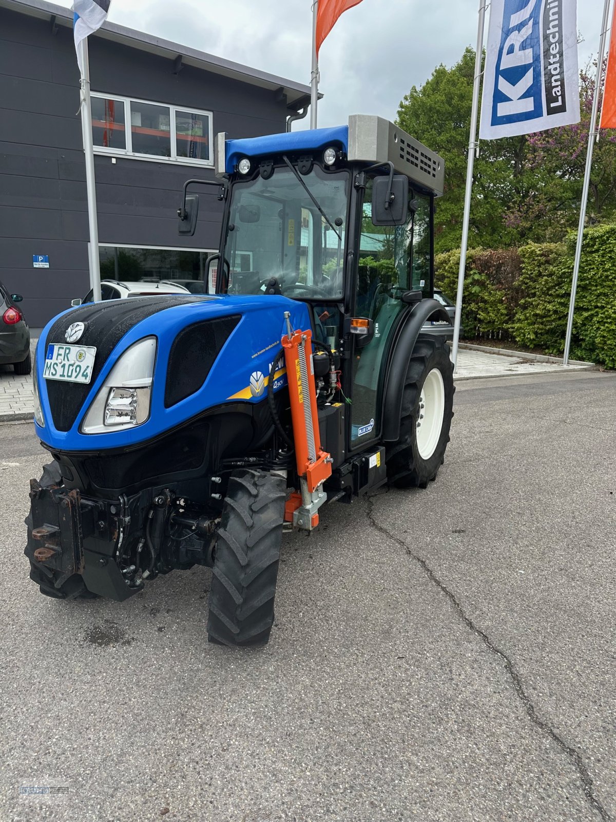 Weinbautraktor Türe ait New Holland T4.90V, Gebrauchtmaschine içinde Malterdingen (resim 1)