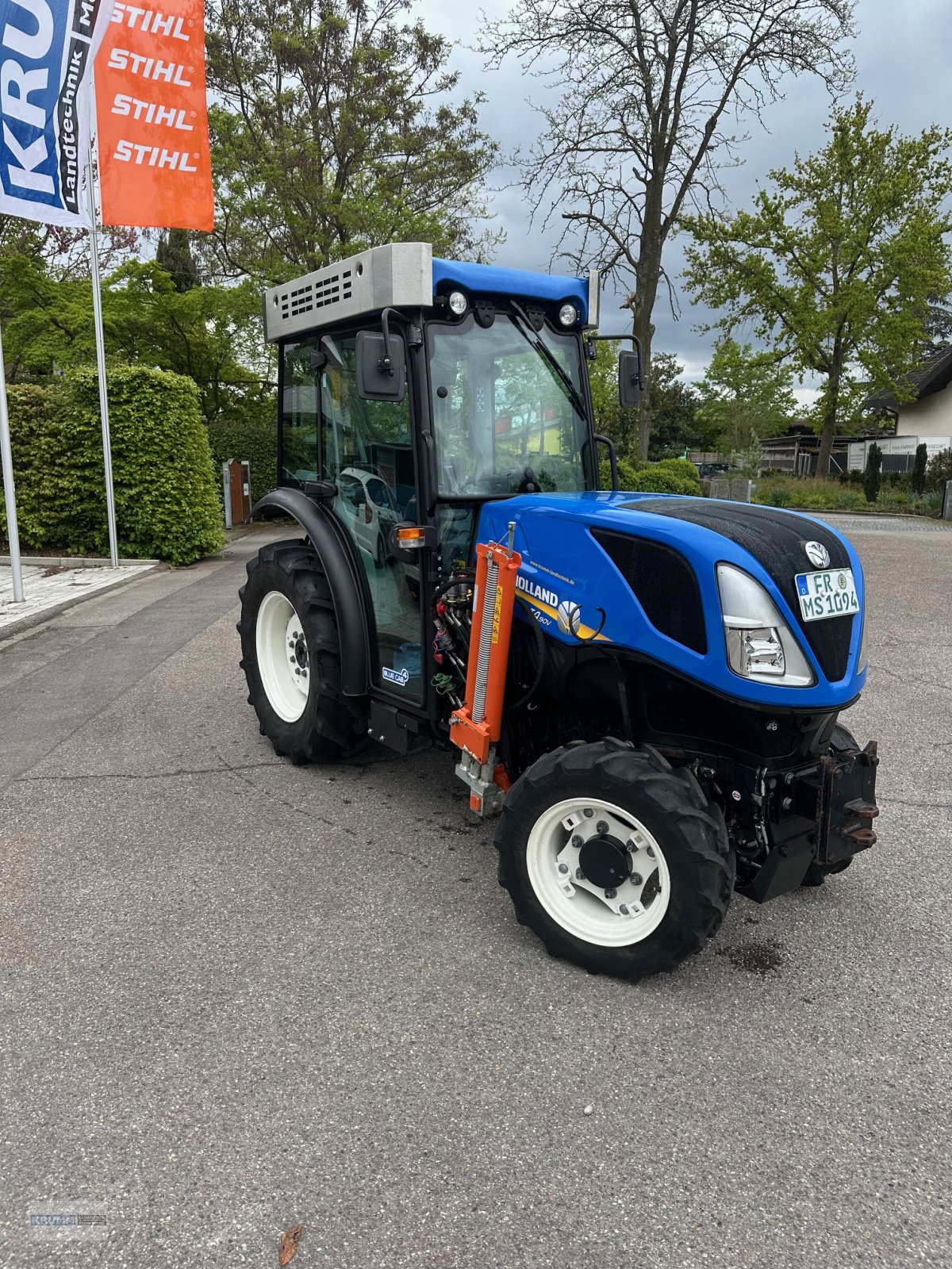 Weinbautraktor Türe ait New Holland T4.90V, Gebrauchtmaschine içinde Malterdingen (resim 2)