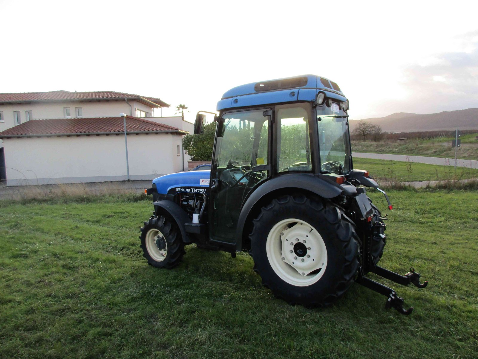 Weinbautraktor от тип New Holland TNV75A, Gebrauchtmaschine в Niederkirchen (Снимка 3)