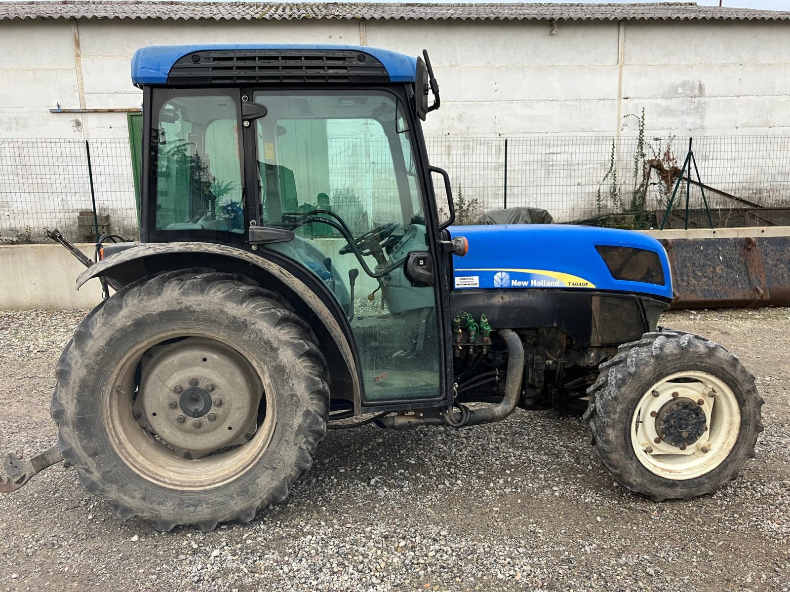 Weinbautraktor typu New Holland Tracteur fruitier T4040 F New Holland, Gebrauchtmaschine v ROYNAC (Obrázok 1)