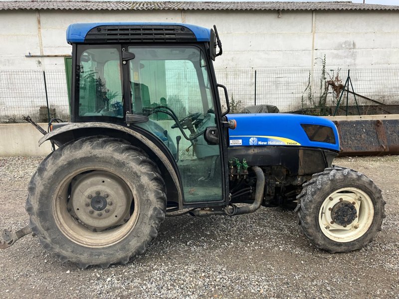 Weinbautraktor du type New Holland Tracteur fruitier T4040 F New Holland, Gebrauchtmaschine en ROYNAC (Photo 1)