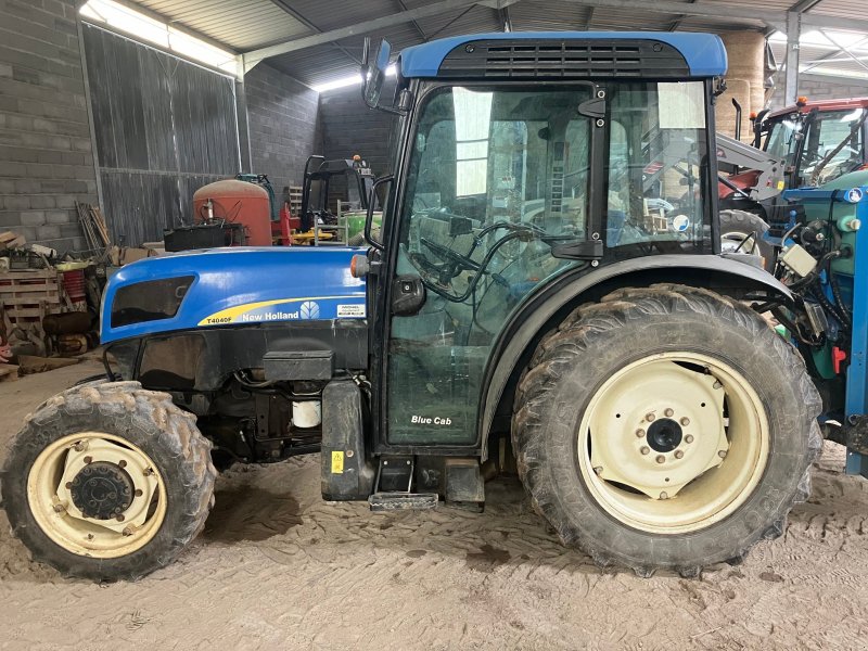 Weinbautraktor du type New Holland Tracteur fruitier T4040 F New Holland, Gebrauchtmaschine en ROYNAC (Photo 1)