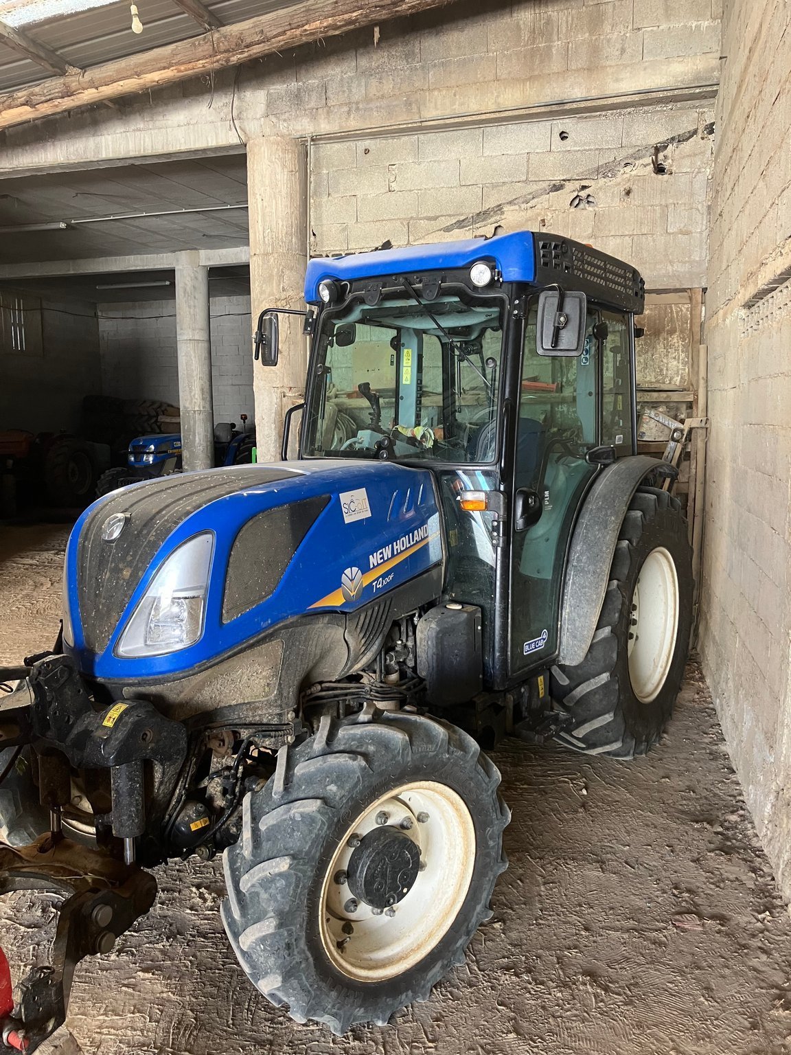 Weinbautraktor tipa New Holland Tracteur fruitier T4.100 F TERRAGLIDE New Holland, Gebrauchtmaschine u ROYNAC (Slika 4)