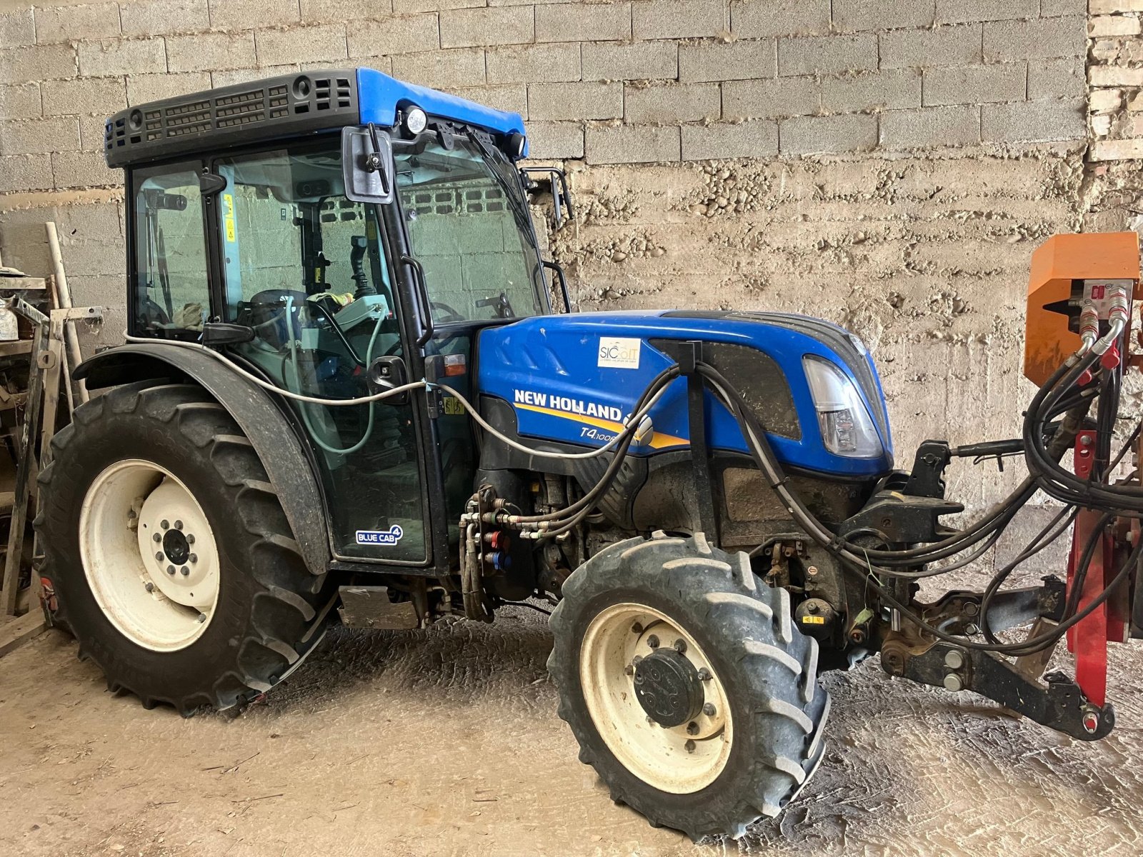 Weinbautraktor del tipo New Holland Tracteur fruitier T4.100 F TERRAGLIDE New Holland, Gebrauchtmaschine en ROYNAC (Imagen 1)