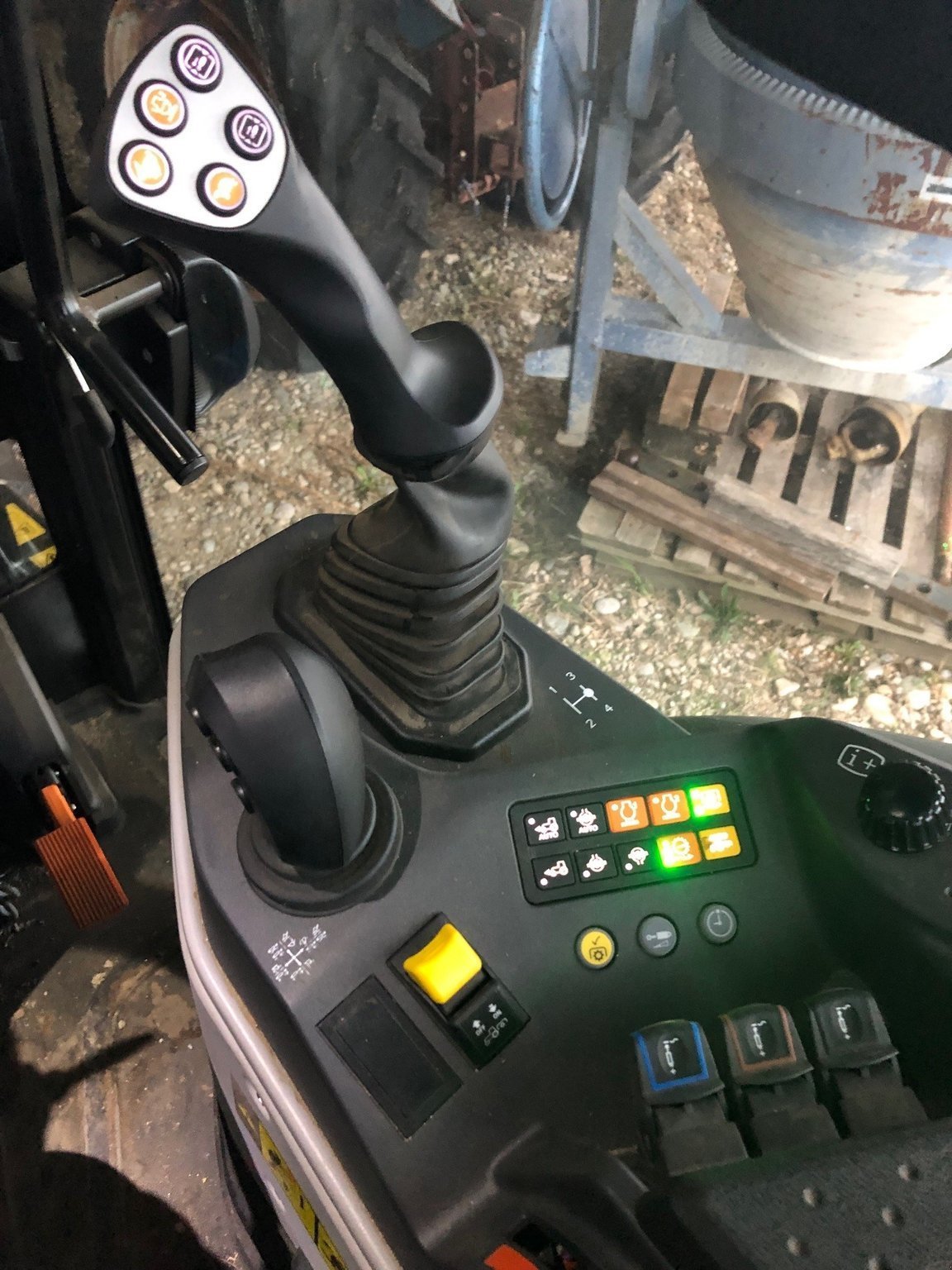 Weinbautraktor del tipo New Holland Tracteur fruitier T4.110 F STAGE V CAB New Holland, Gebrauchtmaschine en ROYNAC (Imagen 11)