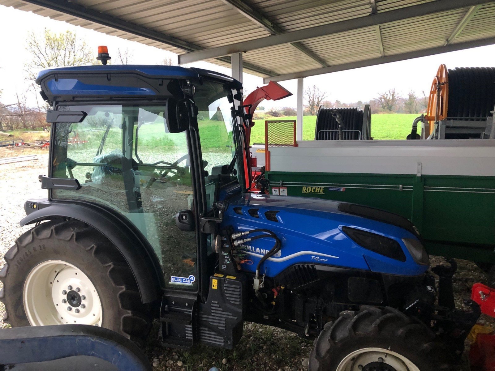 Weinbautraktor van het type New Holland Tracteur fruitier T4.110 F STAGE V CAB New Holland, Gebrauchtmaschine in ROYNAC (Foto 3)